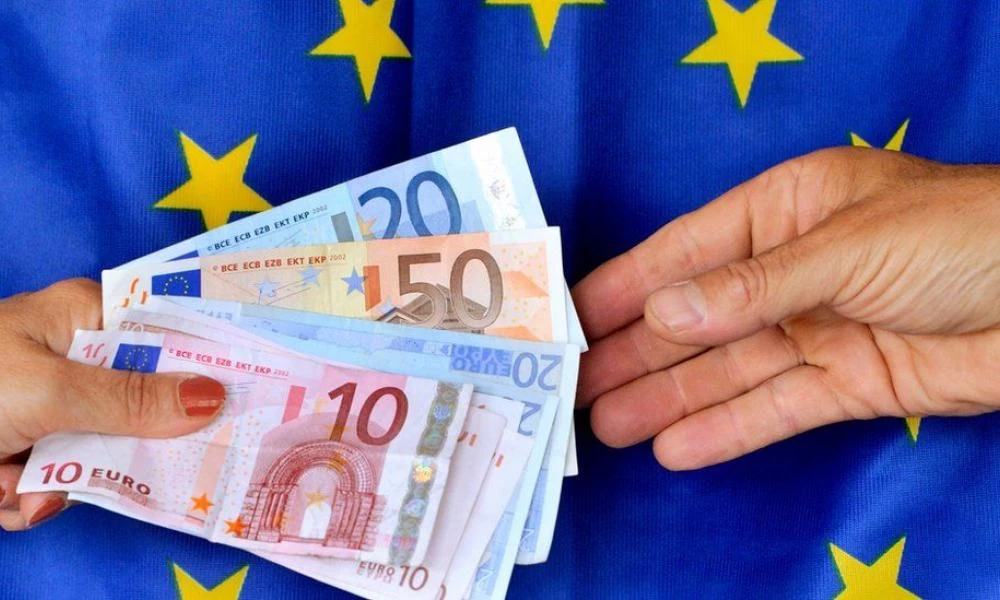 Βάζει “κόφτη” η ΕΕ στις πληρωμές μεγάλων ποσών με μετρητά